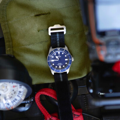 Montre TUDOR Pelagos FXD lunette tournante bidirectionnelle, bracelet en tissu bleu marine