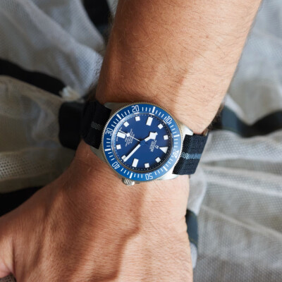 Montre TUDOR Pelagos FXD lunette tournante bidirectionnelle, bracelet en tissu bleu marine
