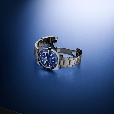 Montre TUDOR  Black Bay 54 boîtier en acier, 37 mm, bracelet en acier