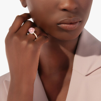 Bague Pomellato Nudo Classic en or rose, or blanc et quartz rose