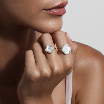 Bague Morganne Bello Victoria Lys en or jaune, nacre blanche et diamants
