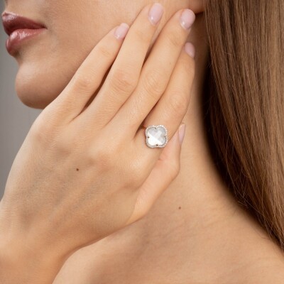 Bague Morganne Bello Victoria Lys en or jaune, nacre blanche et diamants