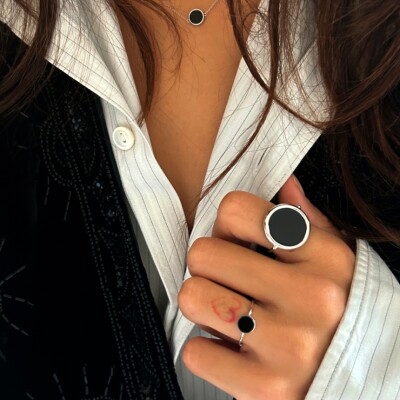 Bague Ginette NY DISC RING en or blanc et onyx