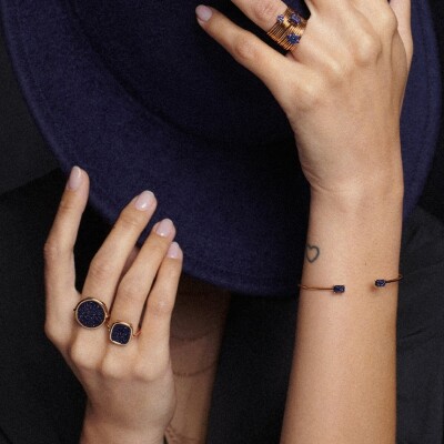 Bague Ginette NY DISC RING Ajna en or rose et pierre de sable bleue