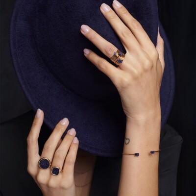 Bague Ginette NY ANTIQUE RING en or rose et pierre de sable bleue