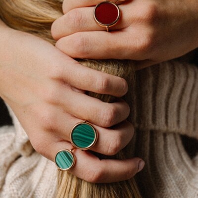 Bague Ginette NY BABY DISC RING en or rose et malachite