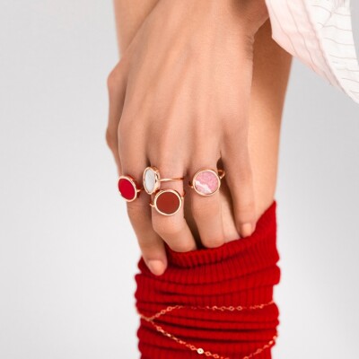 Bague Ginette NY BABY DISC RING en or rose et agate rouge