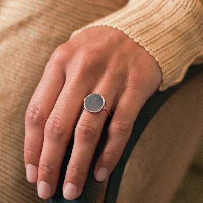 Bague Ginette NY BABY DISC RING en or rose et nacre noire