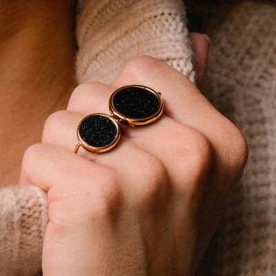 Bague Ginette NY BABY DISC RING en or rose et pierre de sable bleue