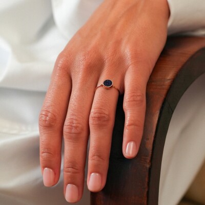 Bague Ginette NY MINI EVER DISC RING en or rose et pierre de sable bleue
