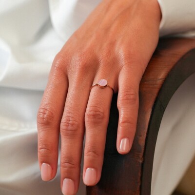 Bague Ginette NY MINI EVER DISC RING en or rose et rhodocrosite