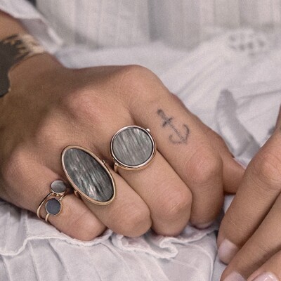 Bague Ginette NY MINI EVER DISC RING en or rose et nacre