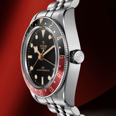 Montre TUDOR  Black Bay 58 GMT boîtier en acier, 39 mm, lunette noire et bordeaux