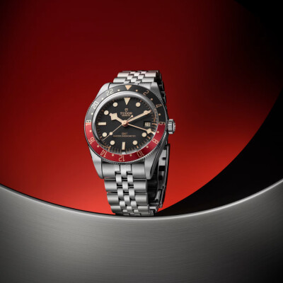 Montre TUDOR  Black Bay 58 GMT boîtier en acier, 39 mm, lunette noire et bordeaux