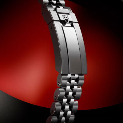 Montre TUDOR  Black Bay 58 GMT boîtier en acier, 39 mm, lunette noire et bordeaux