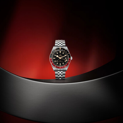 Montre TUDOR  Black Bay 58 GMT boîtier en acier, 39 mm, lunette noire et bordeaux