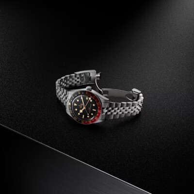 Montre TUDOR  Black Bay 58 GMT boîtier en acier, 39 mm, lunette noire et bordeaux