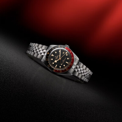 Montre TUDOR  Black Bay 58 GMT boîtier en acier, 39 mm, lunette noire et bordeaux