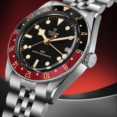Montre TUDOR  Black Bay 58 GMT boîtier en acier, 39 mm, lunette noire et bordeaux