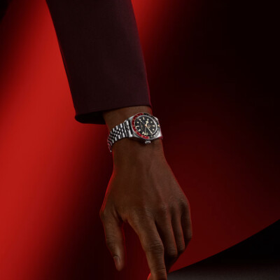 Montre TUDOR  Black Bay 58 GMT boîtier en acier, 39 mm, lunette noire et bordeaux