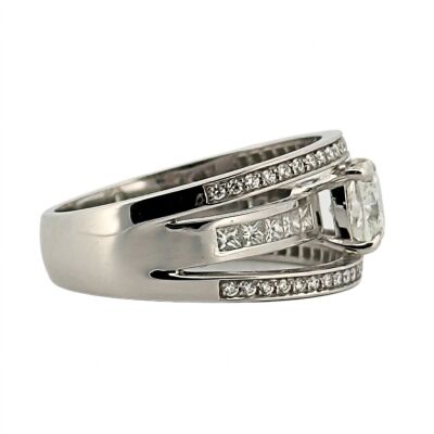 Bague or blanc Diamant 1.01 carat FVS1 accompagné de 0.30 carat de diamants
