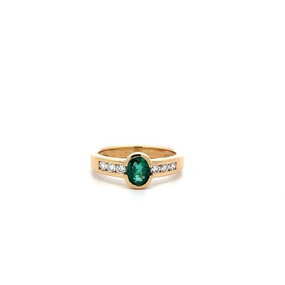 Bague or jaune, émeraude taille ovale et diamants