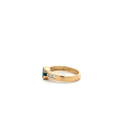 Bague or jaune, émeraude taille ovale et diamants