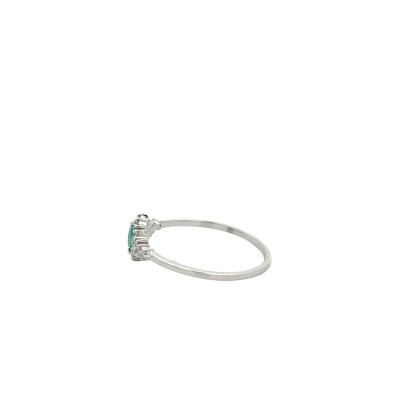 Bague entourage diamants et emeraude