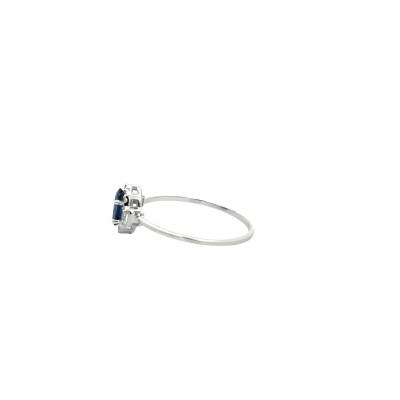 Bague entourage diamants et saphir ovale