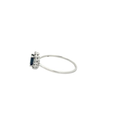 Bague entourage diamants et saphir ovale