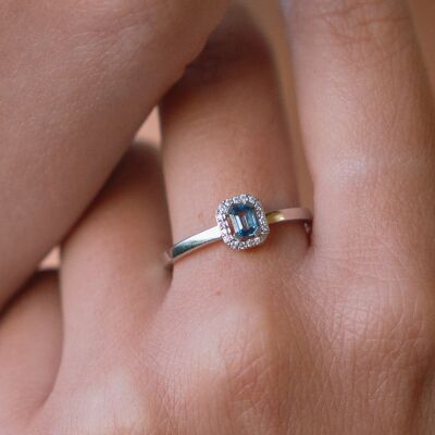Bague en or blanc, saphirs et diamants