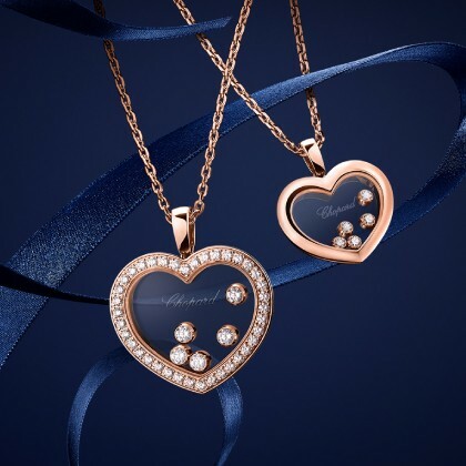 Collier Chopard En Or Blanc Occasion – Chaîne Avec Pendentif Nom, Pièce De Luxe Portée