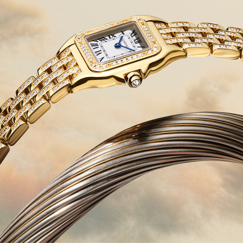 montre Cartier sur fond blanc