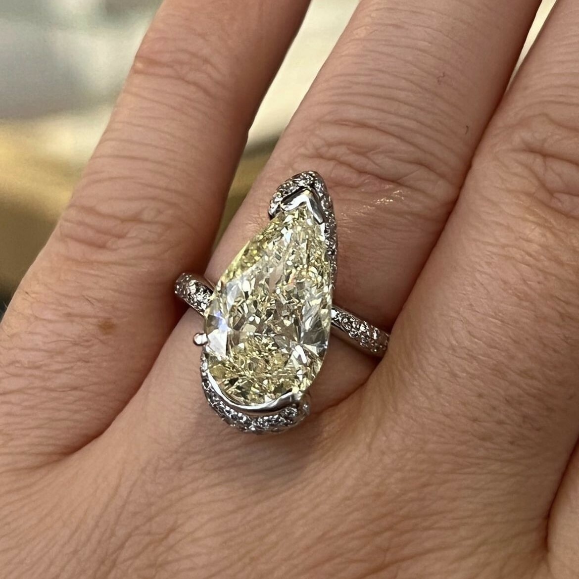 Bague en or blanc et diamant jaune