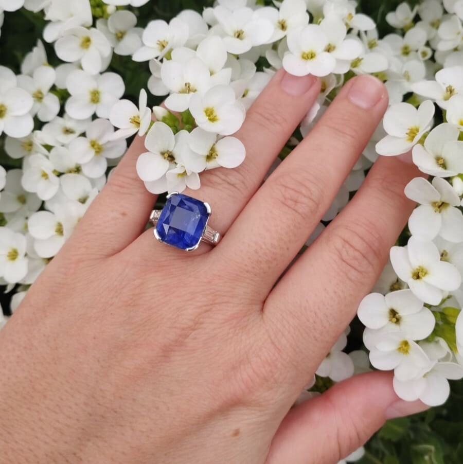 Bague en or blanc saphir coussin