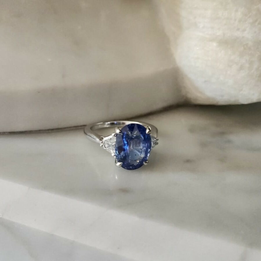 Bague en or blanc et saphir de Ceylan