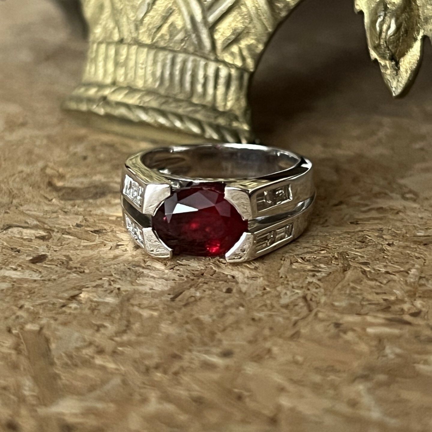 Bague en or blanc et rubis du Mozambique