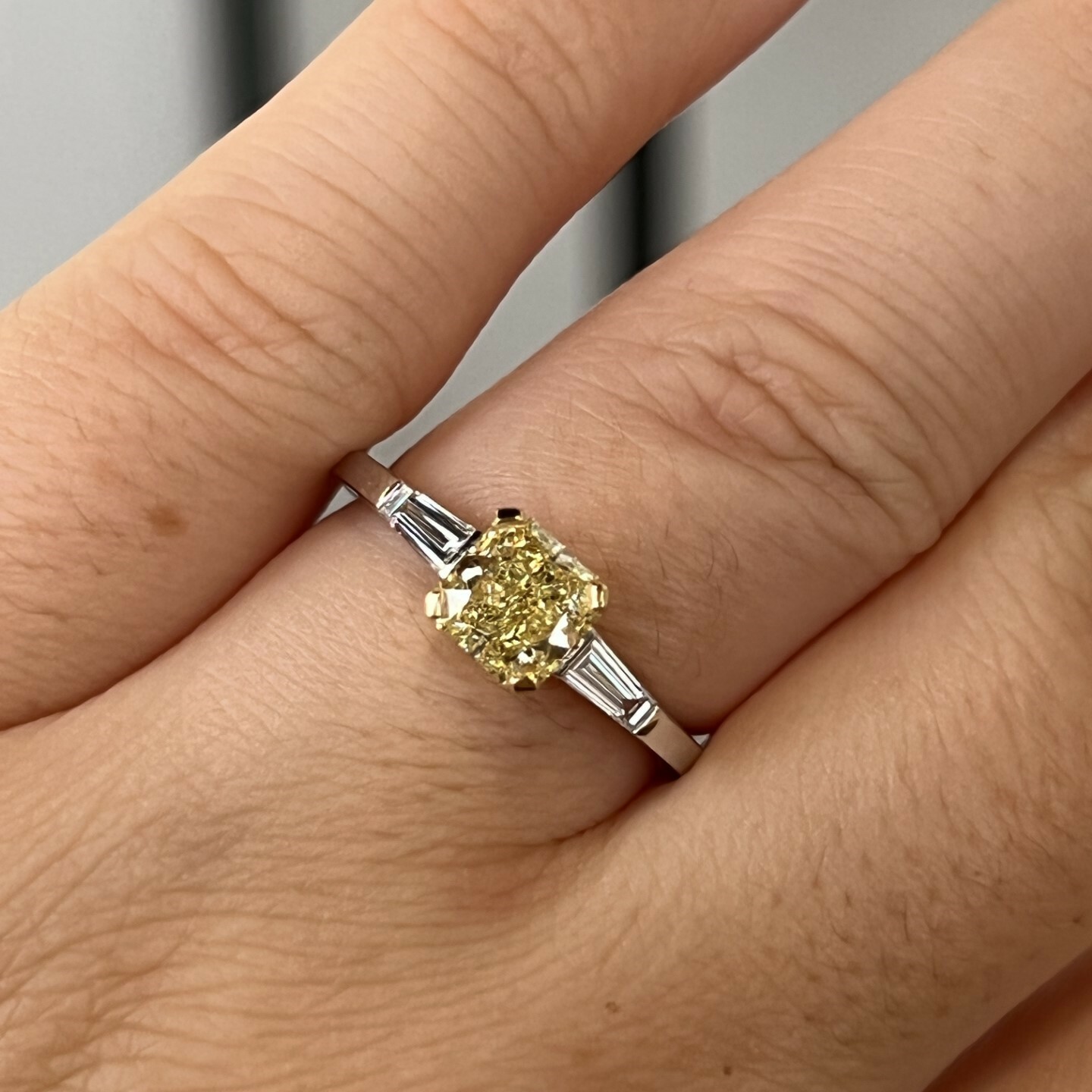 Bague en or blanc diamant fancy intense