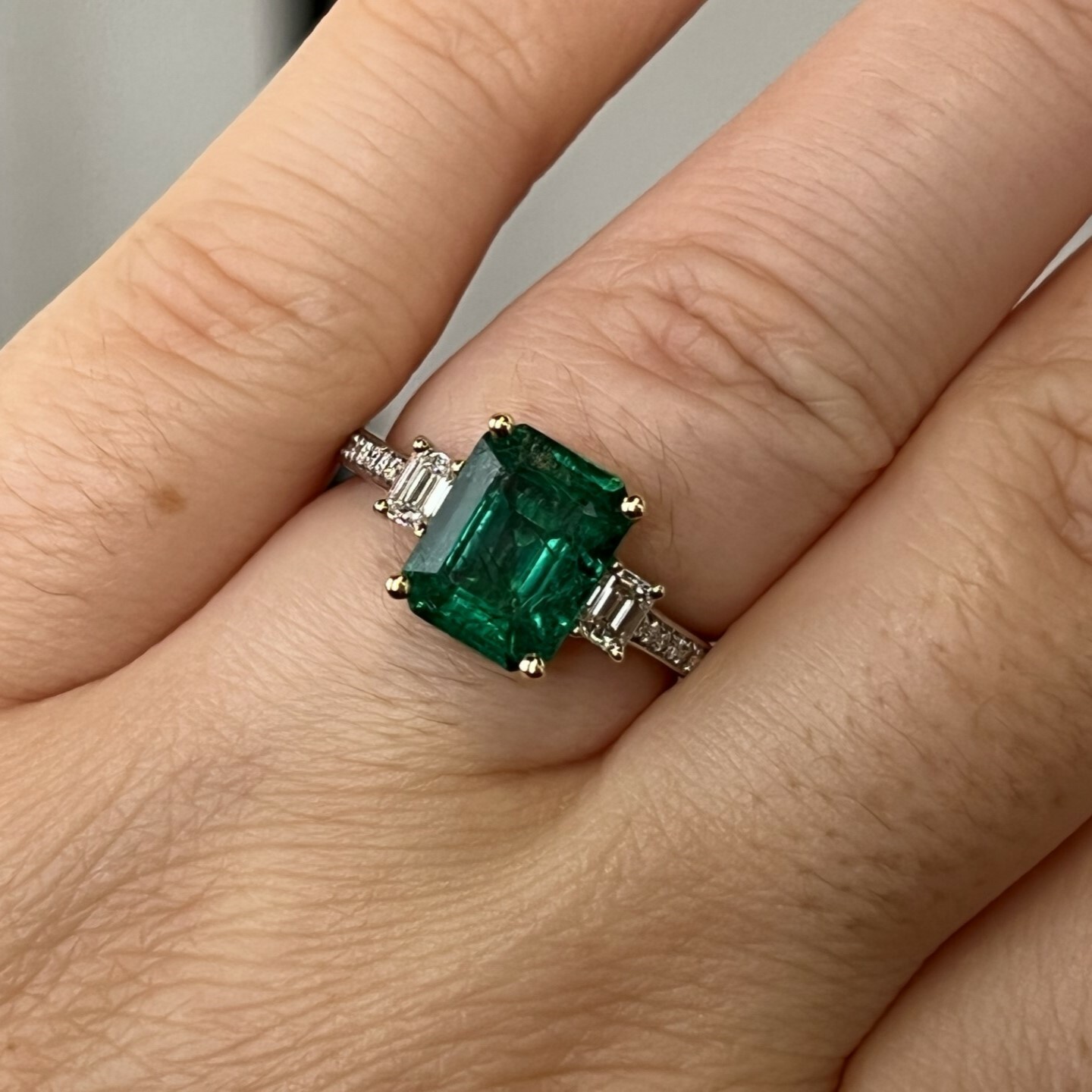 Bague en or blanc et or jaune, émeraude