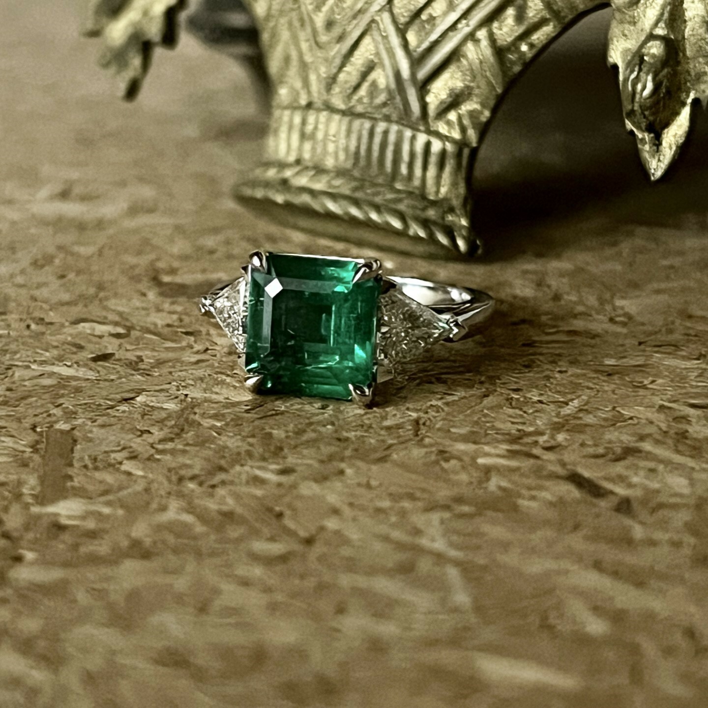 Bague en or blanc, émeraude de Zambie