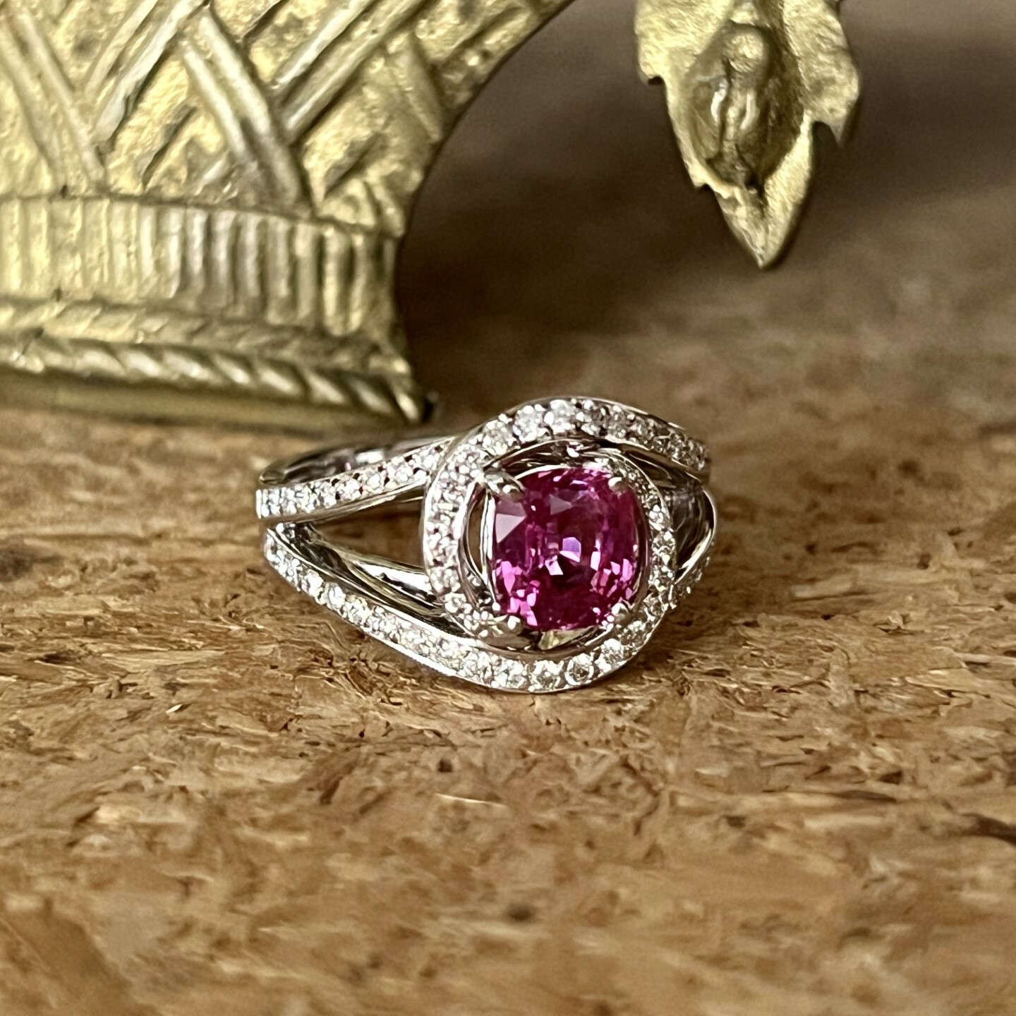 Bague Tourbillon en or blanc, saphir rose