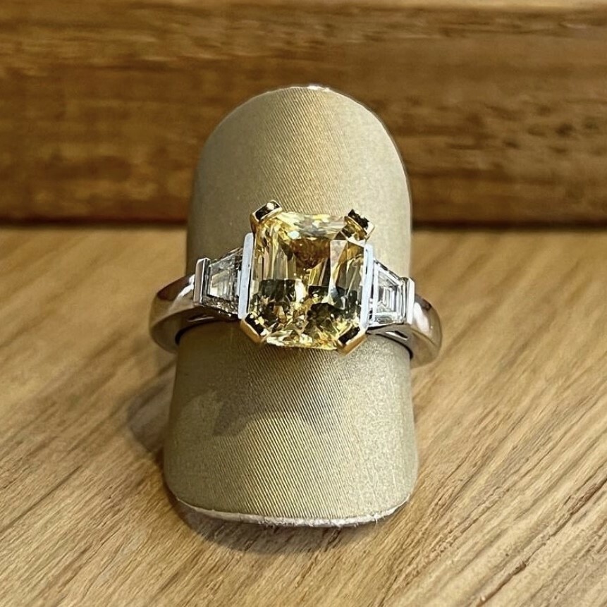 Bague avec saphir jaune