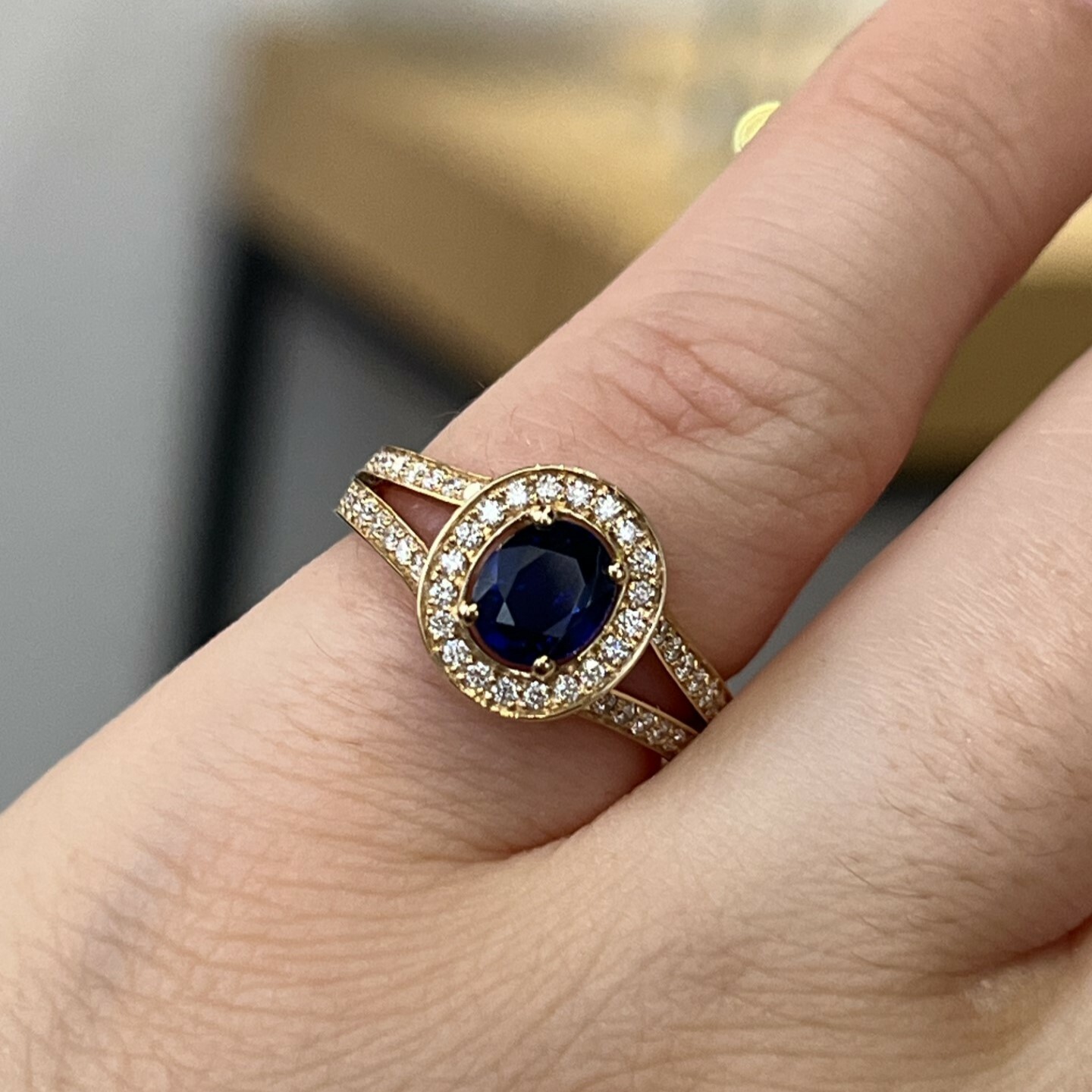 Bague en or jaune, saphir ovale