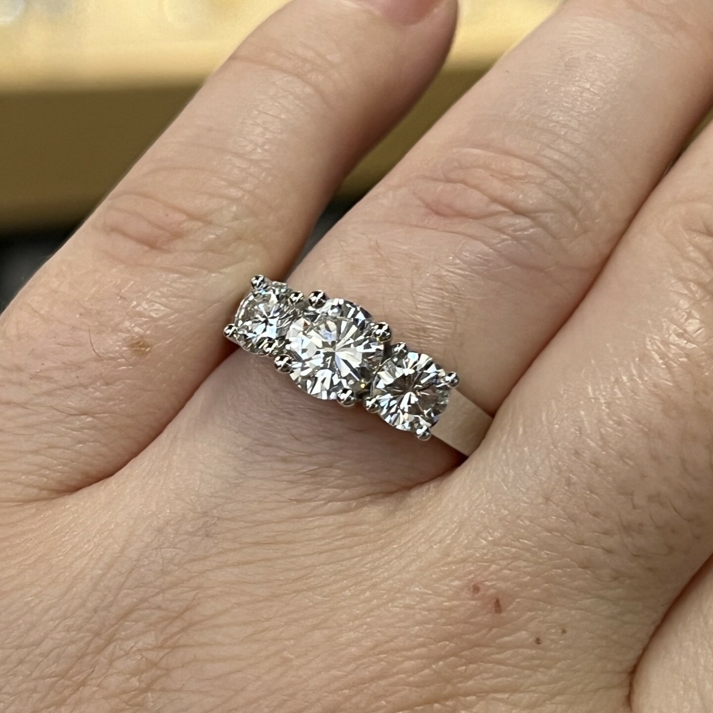 Bague Trilogie en or blanc, diamant central