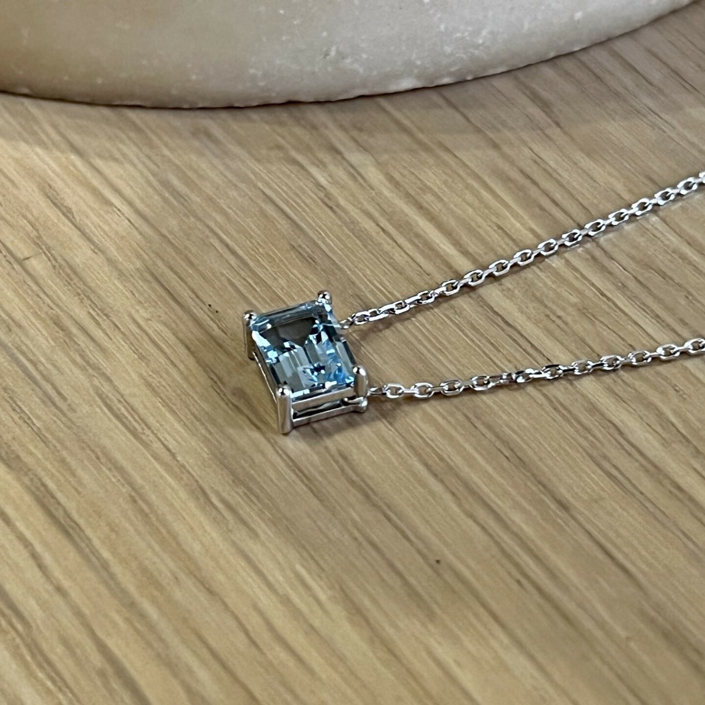 Collier en or blanc et topaze