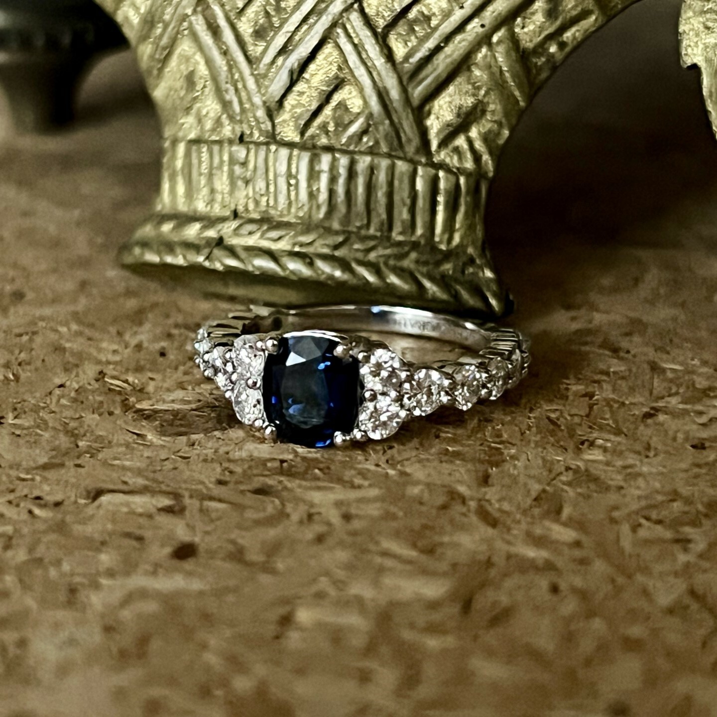 Bague en or blanc, saphir