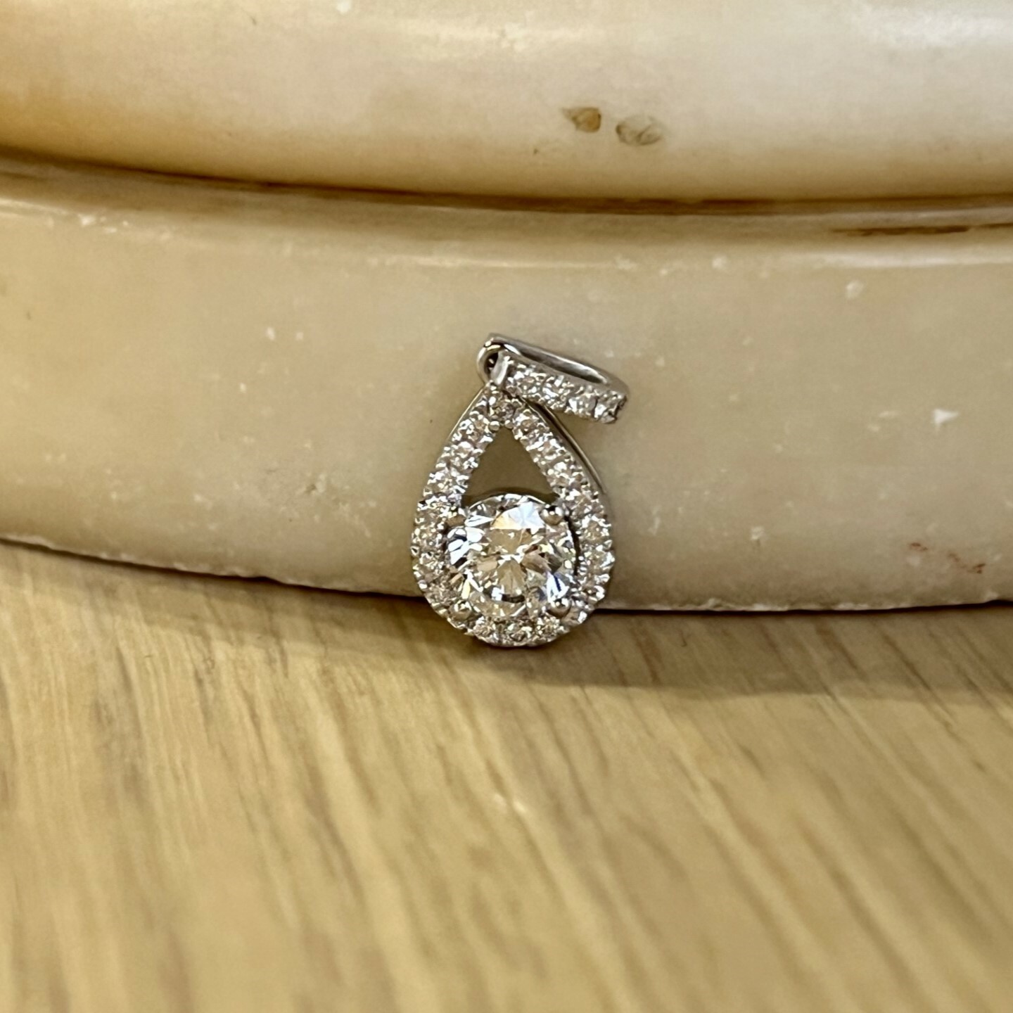 Pendentif en or blanc, diamant