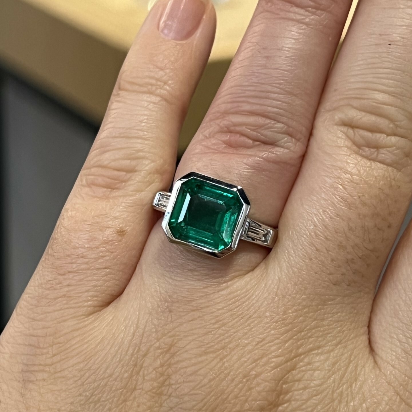 Bague en or blanc, émeraude