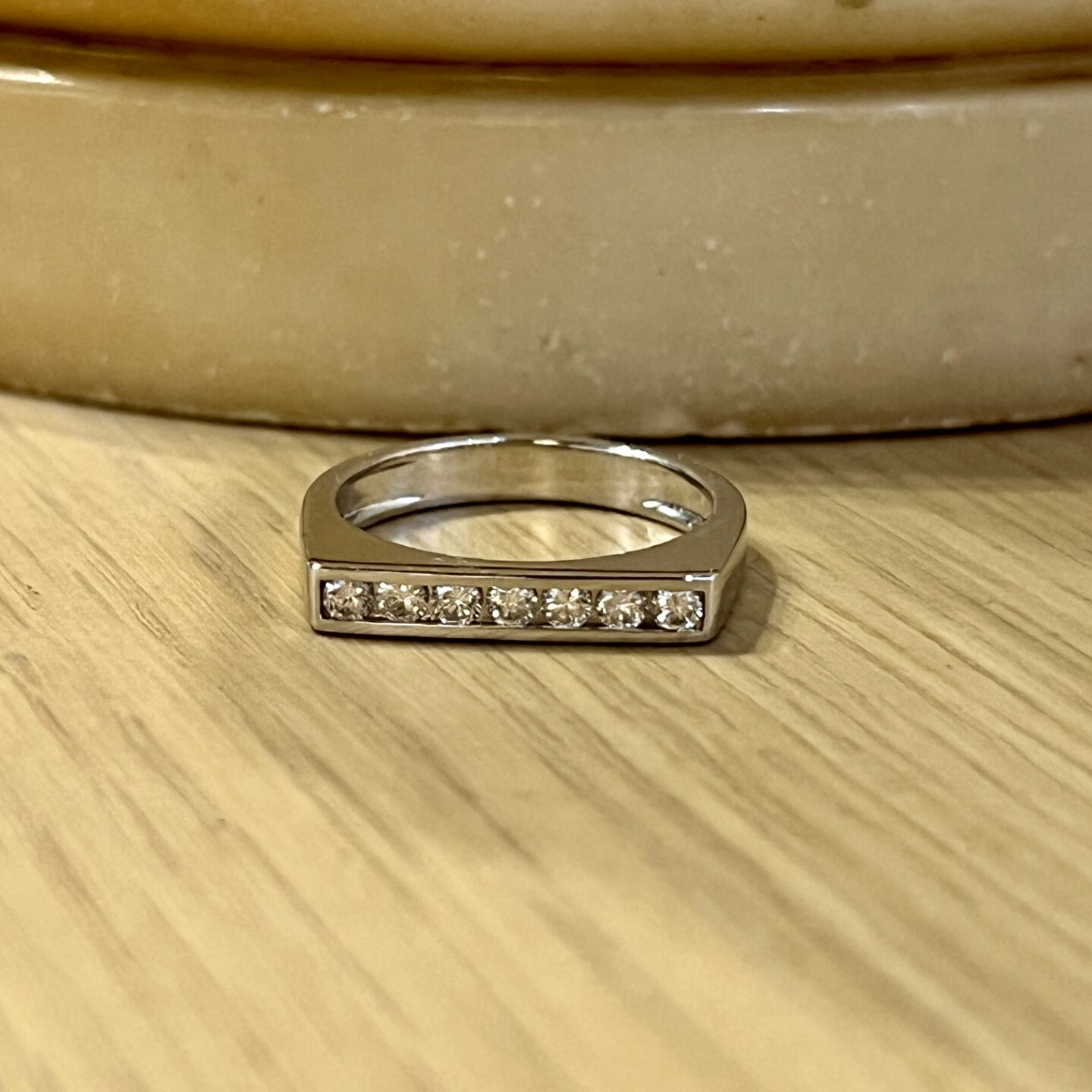 Bague en or blanc, monture d’inspiration Tank