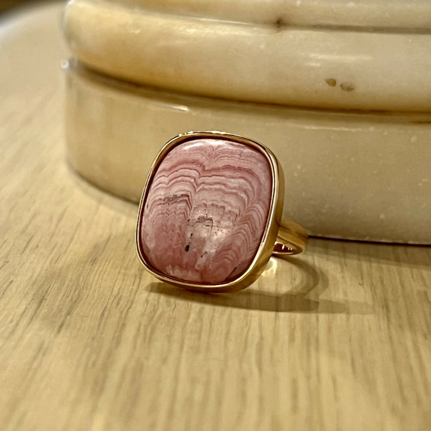 Bague en or rose sertie d’une rhodochrosite